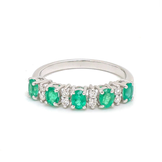 Anillo media eternidad de oro blanco 14K con esmeraldas lab-grown y diamantes.