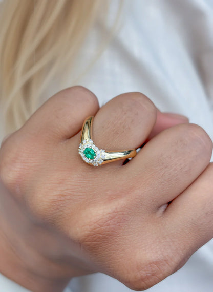 Anillo de esmeralda lab-grown de 0.35 ct con diseño escultórico en oro amarillo