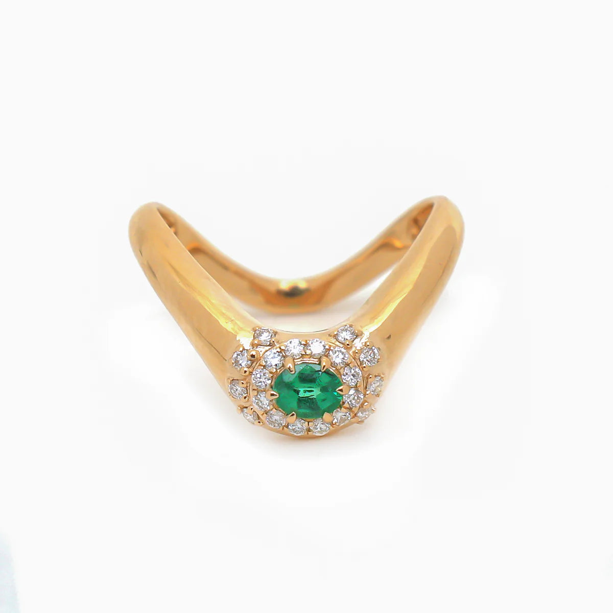 Anillo de oro 14K con esmeralda lab-grown oval y halo de piedras brillantes.