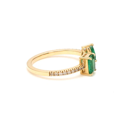Anillo de oro con esmeraldas y diseño abierto — Amelia Maia.