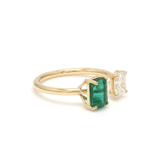 Anillo de oro con esmeralda verde y diamante corte radiante — Amelia Maia.