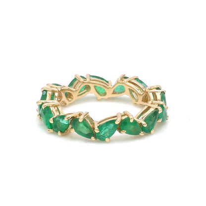 Anillo eternity con esmeraldas corte pera — Amelia Maia.