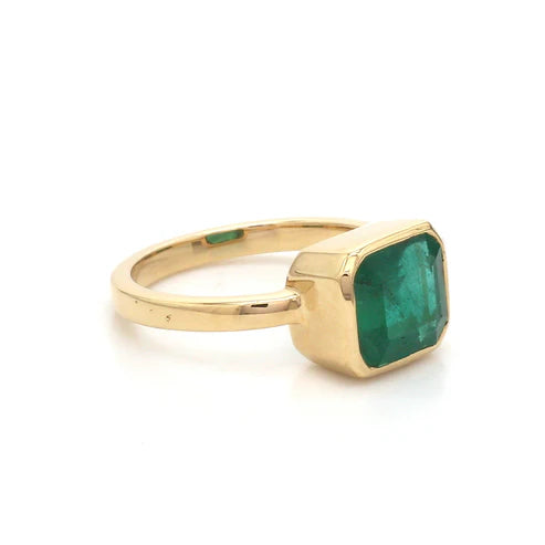 Anillo minimalista de oro con esmeralda verde — Amelia Maia.