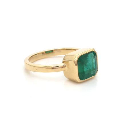 Anillo minimalista de oro con esmeralda verde — Amelia Maia.