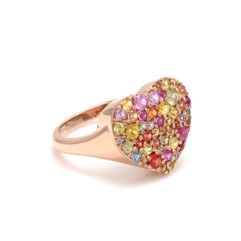 Anillo de lujo ético con diamantes de laboratorio multicolor en forma de corazón.