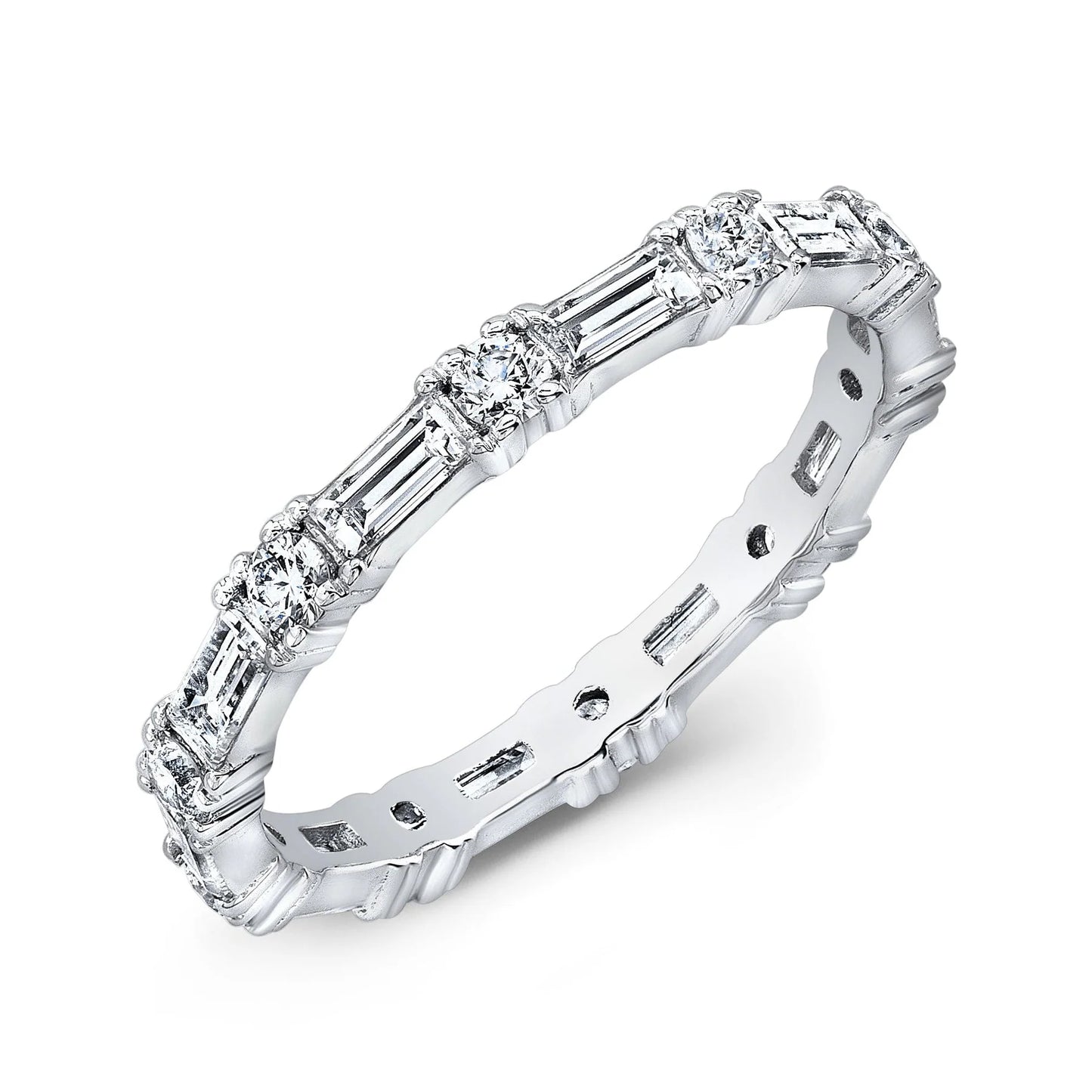 Anillo eternity con diamantes baguette y redondos 1.50 ct en oro blanco — Amelia Maia.