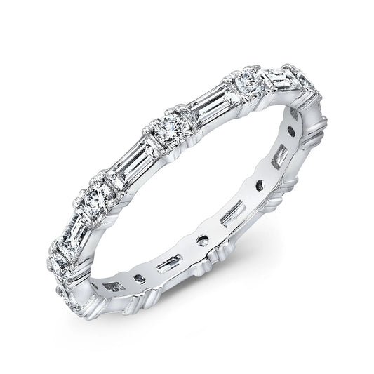 Anillo eternity con diamantes baguette y redondos 1.50 ct en oro blanco — Amelia Maia.