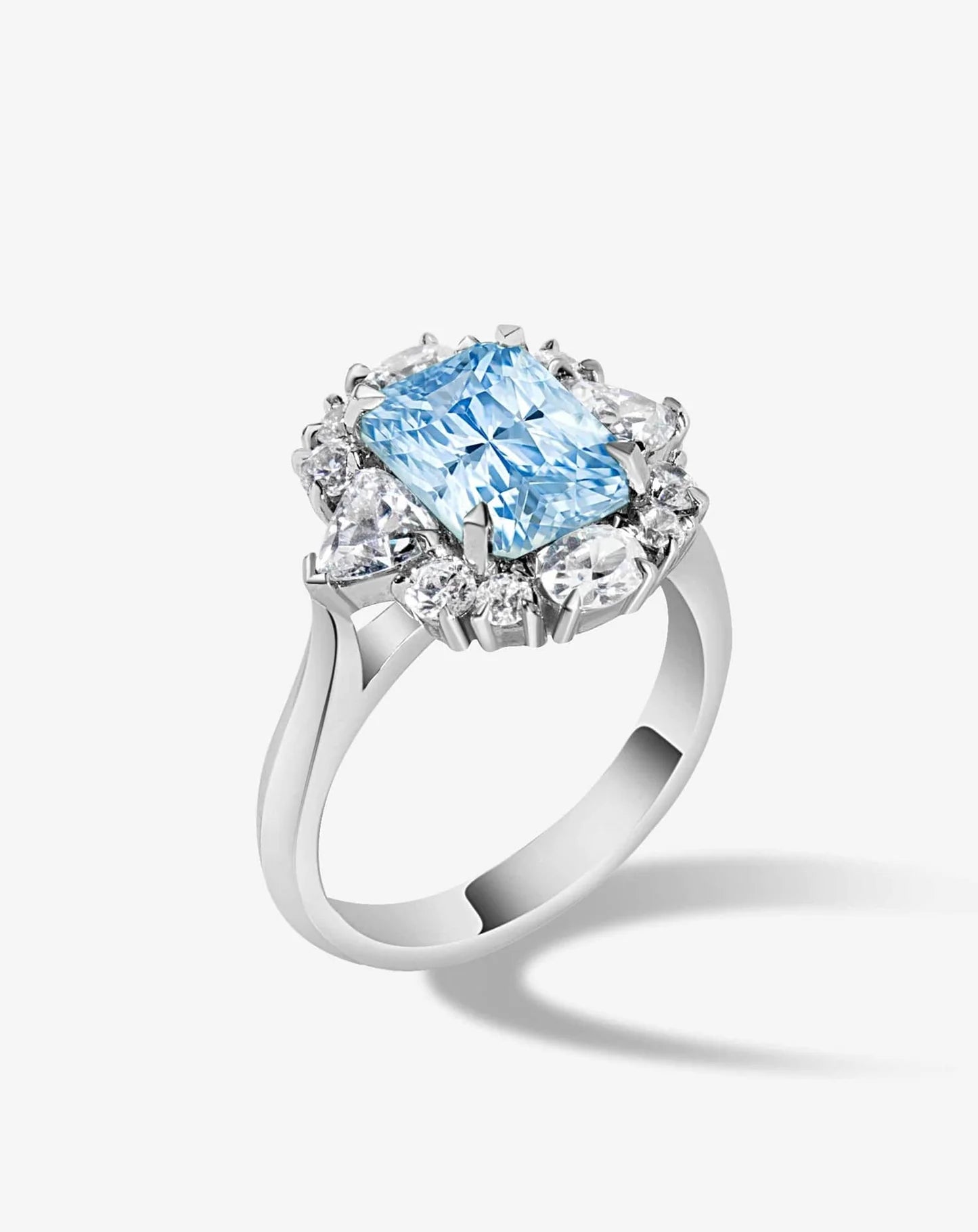 Anillo de compromiso con lab-grown diamond fancy azul 2.00 ct corte radiant con halo de diamantes.